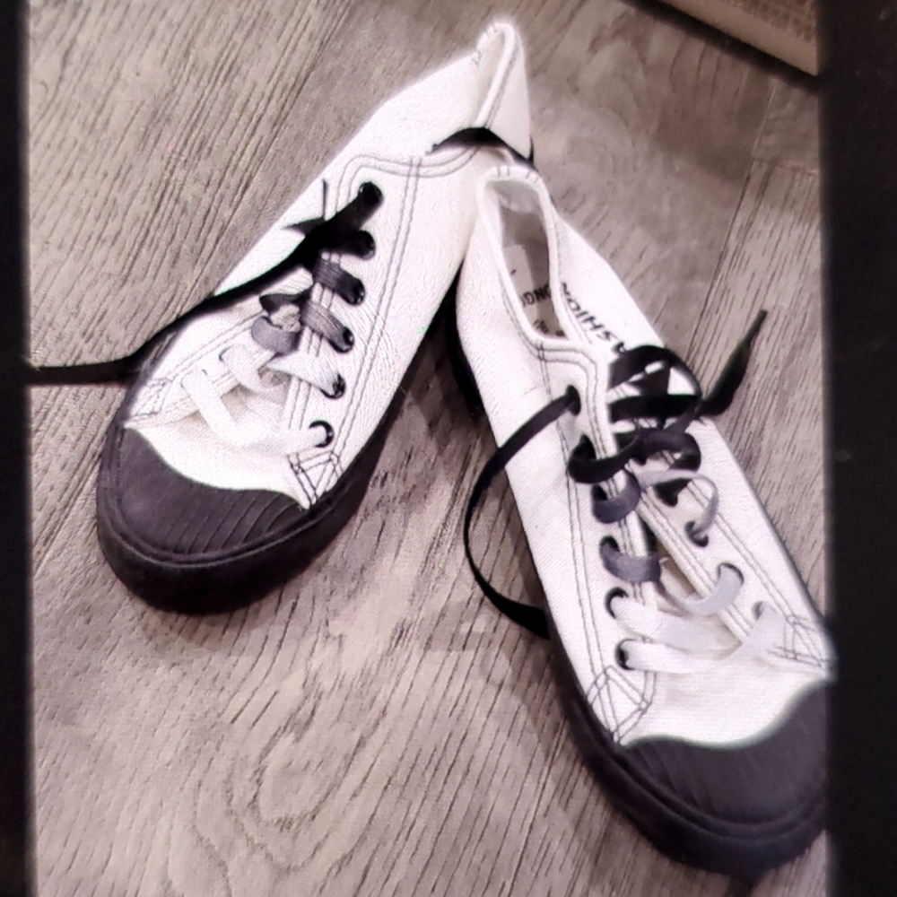 New with box light weight white sneakers shoe